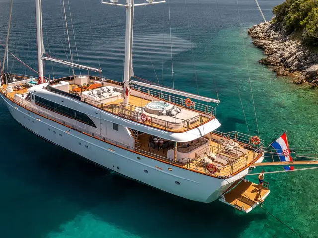 contact-yachts-211003-050132_0001